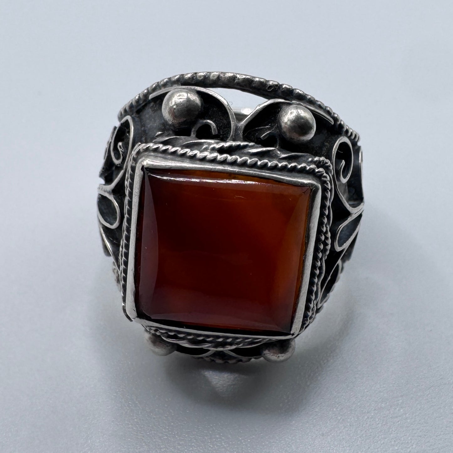 Grosse bague ancienne en argent massif et cornaline