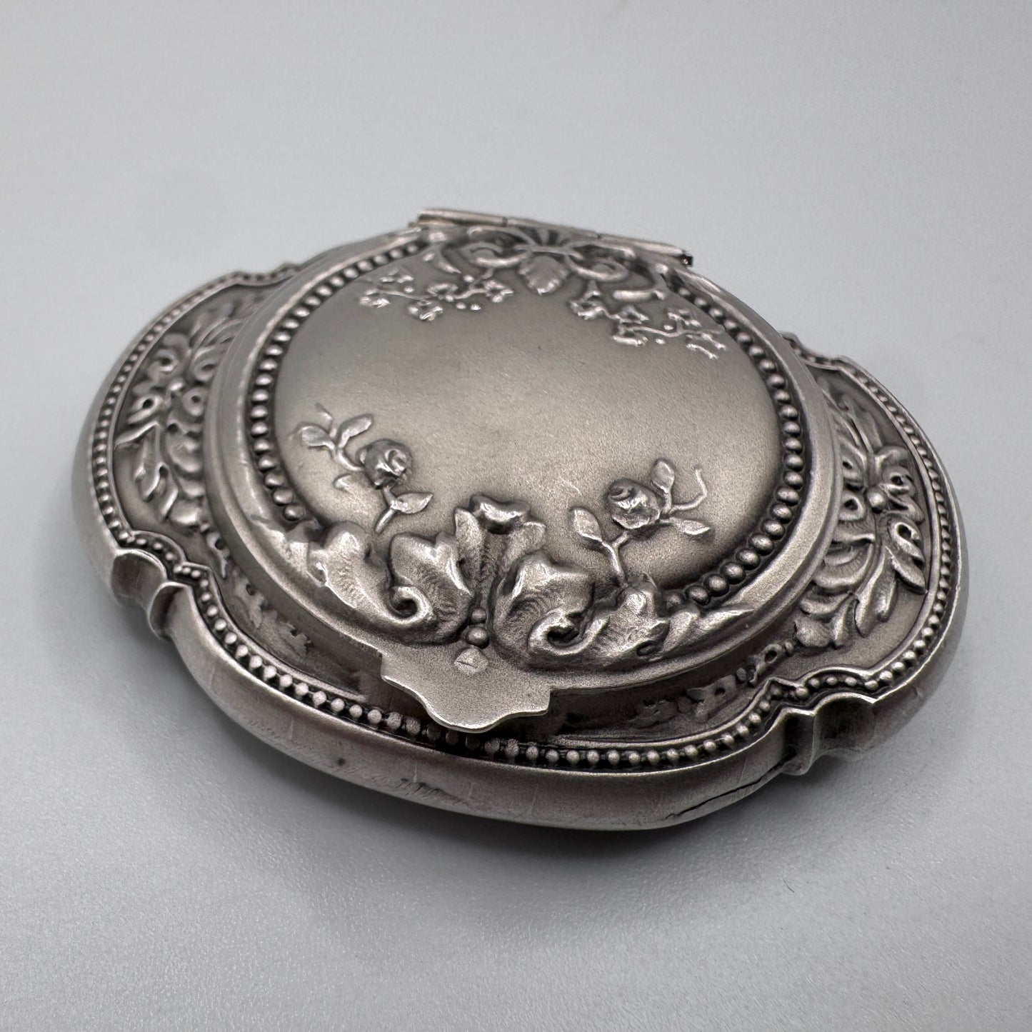 Petite boîte ancienne poudrier style Louis XVI - argent massif