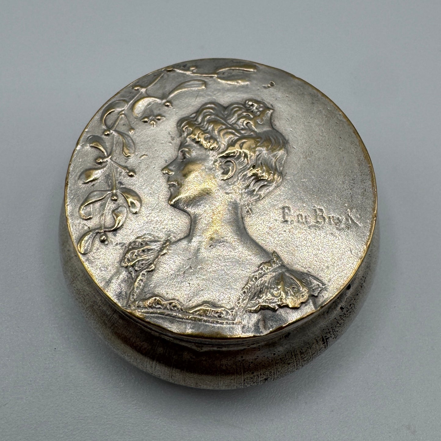 Petite boîte ancienne poudrier Art Nouveau