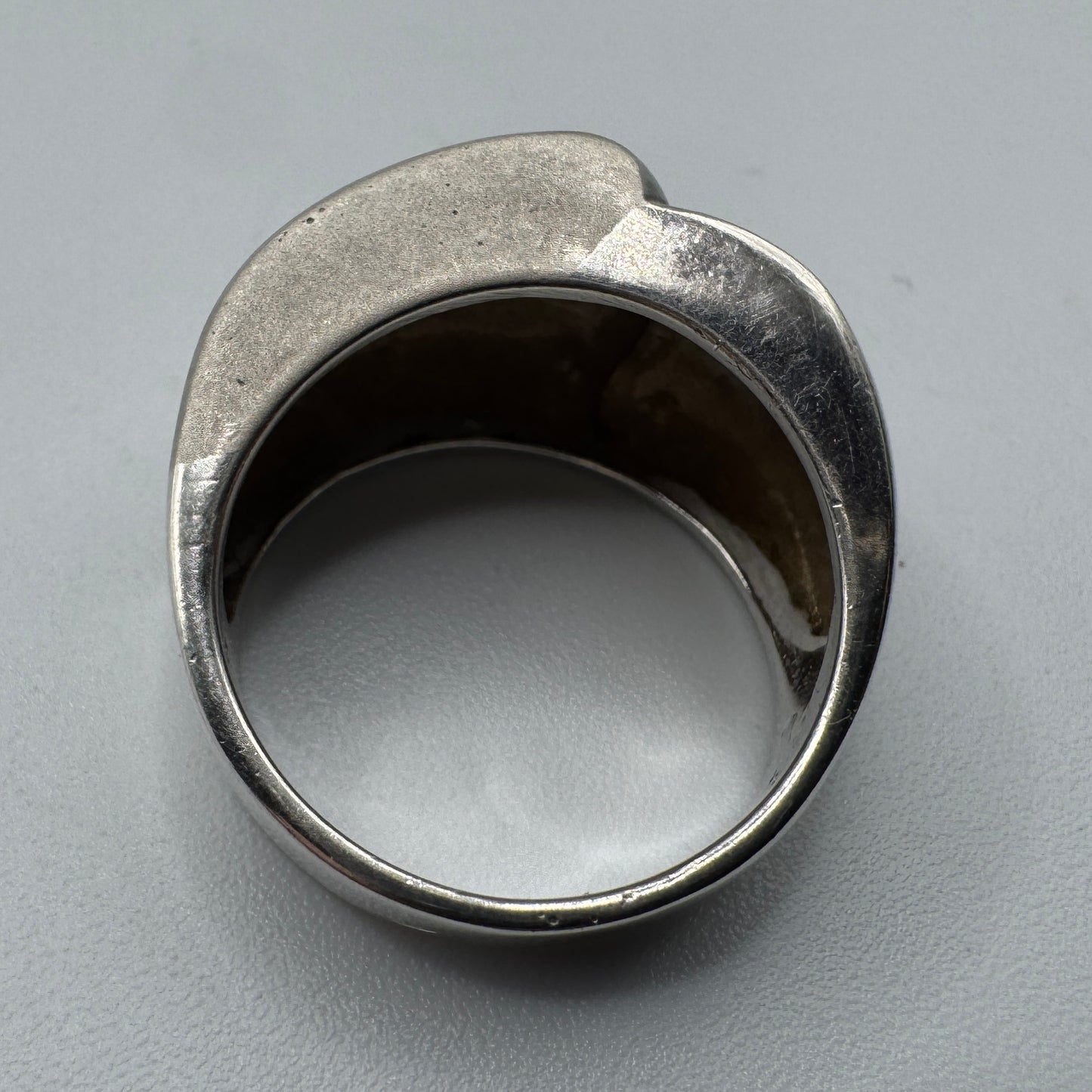 Grosse Bague en argent motif moderniste