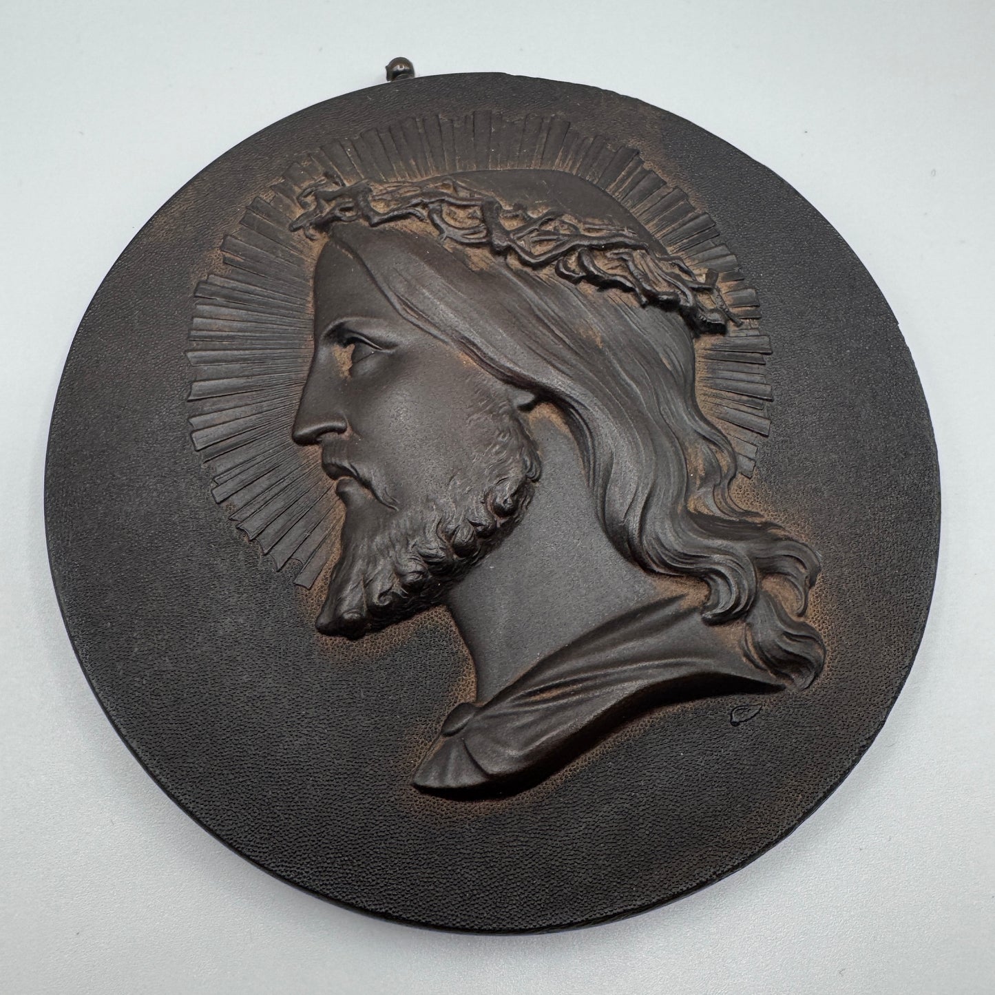 Grand médaillon ancien en bois durci « le Christ »