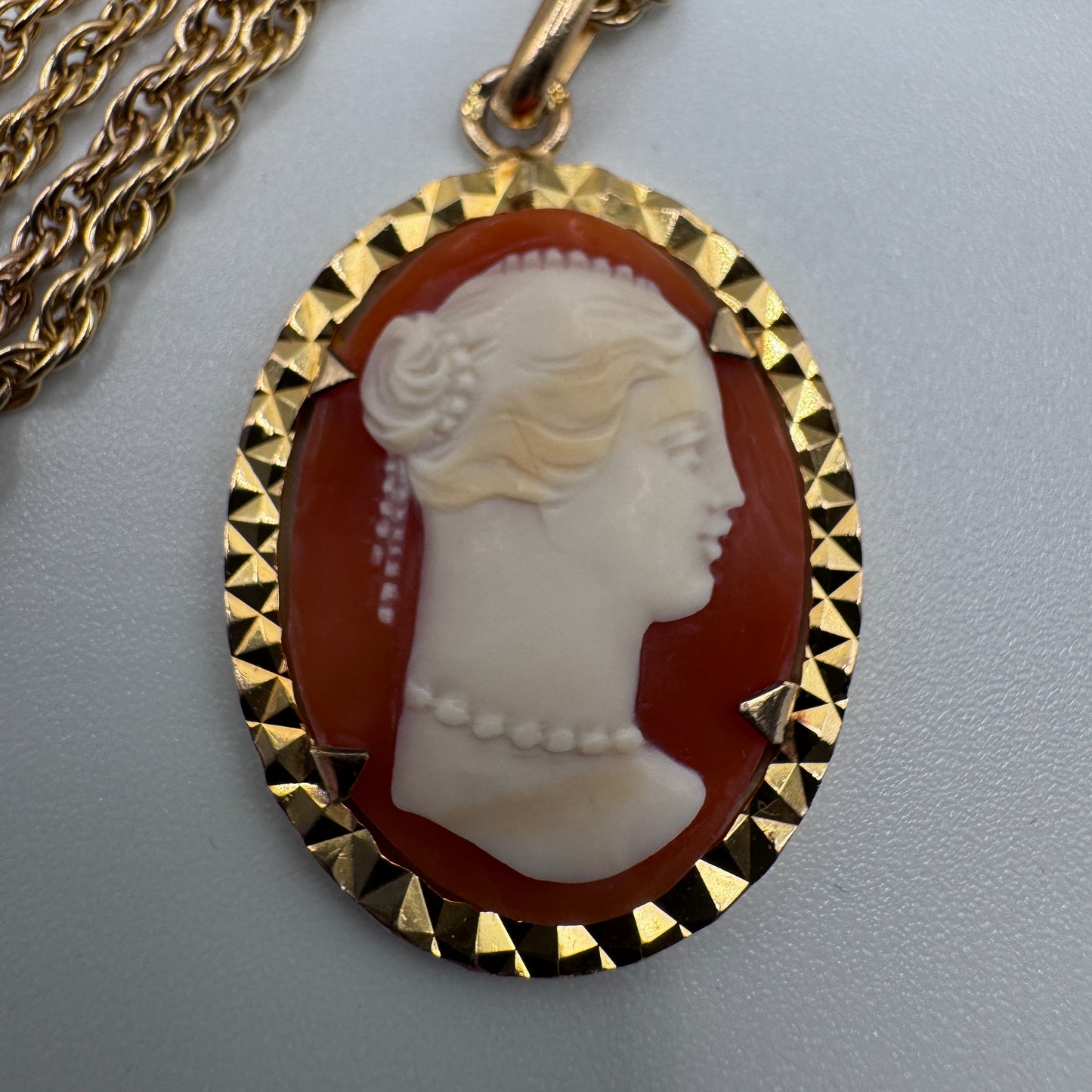 Superbe Pendentif ancien camée en plaqué or avec sa chaîne