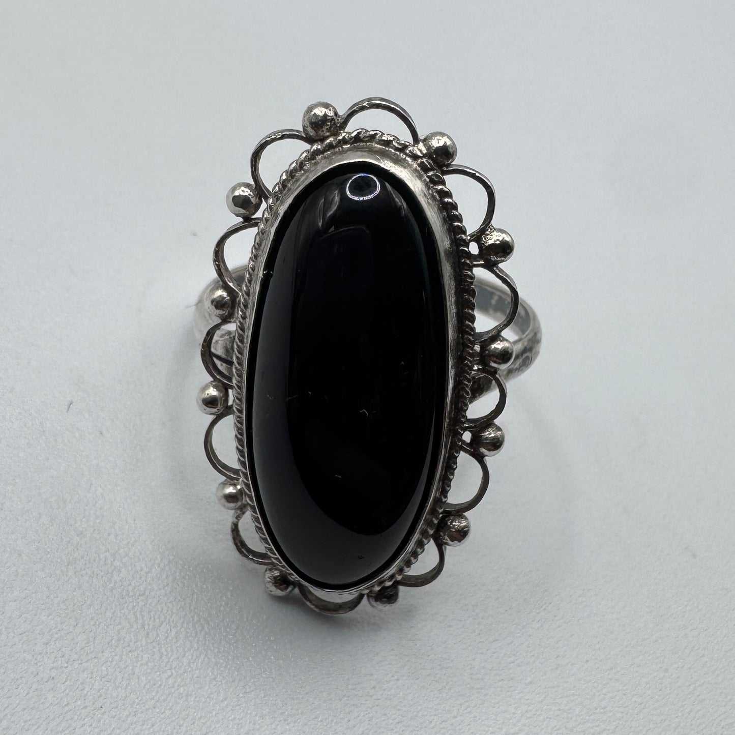bague en argent et jais