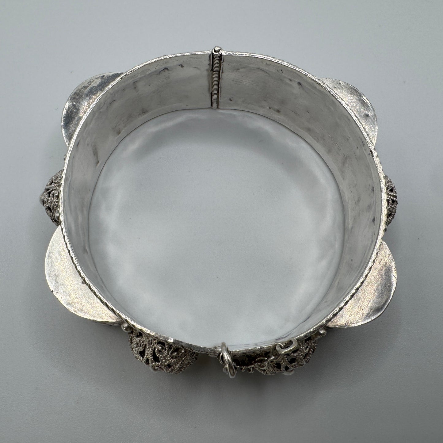 Bracelet ancien en argent à décor ciselé- Berbère