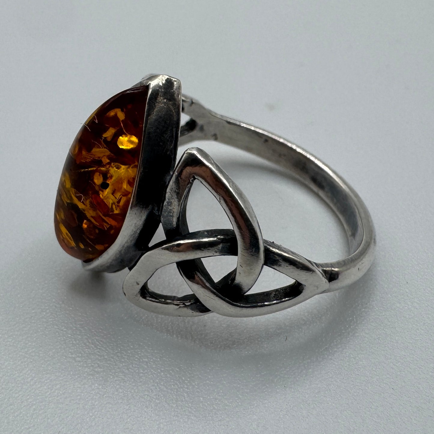 Bague motif celte en argent et ambre