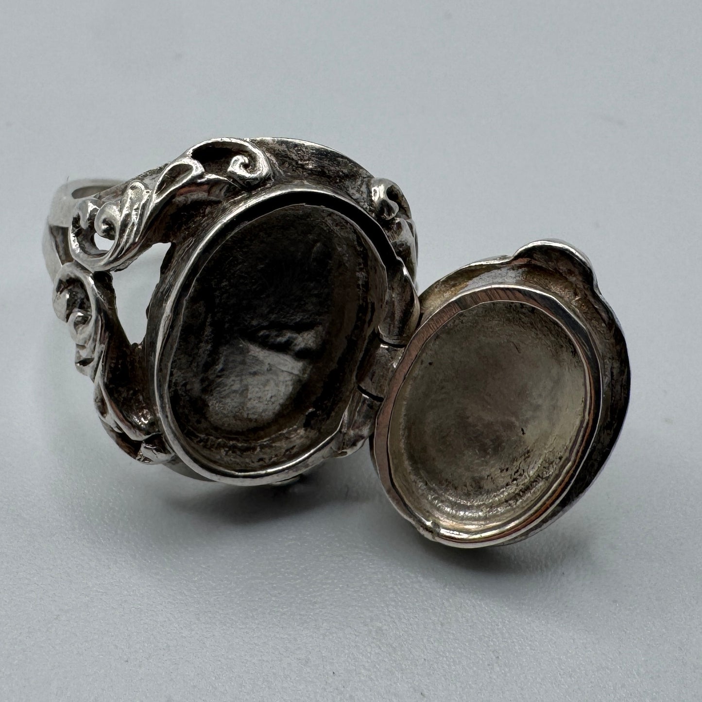 Bague à poison en argent motif scarabée