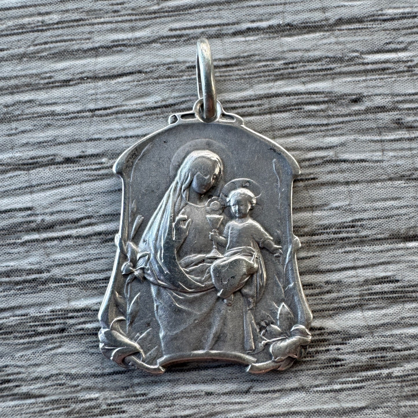 Médaille religieuse ancienne en argent « Vierge à l’enfant »