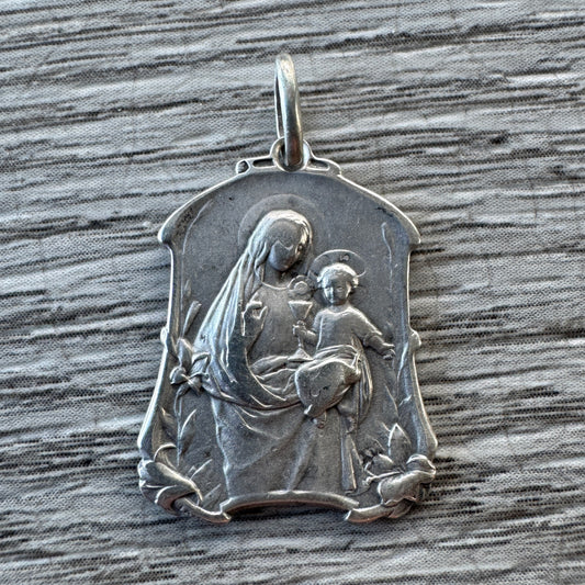 Médaille religieuse ancienne en argent « Vierge à l’enfant »