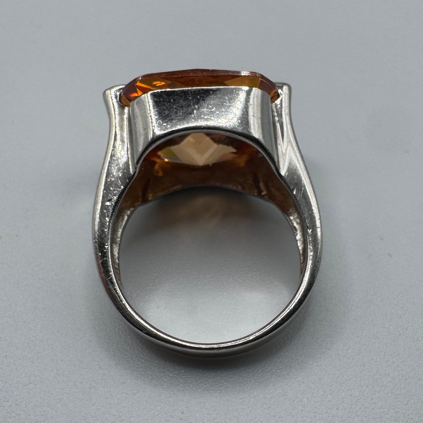 Grosse bague en argent et verroterie