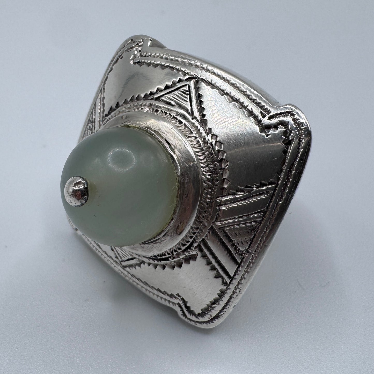 Énorme bague ancienne ethnique en argent massif et Jade