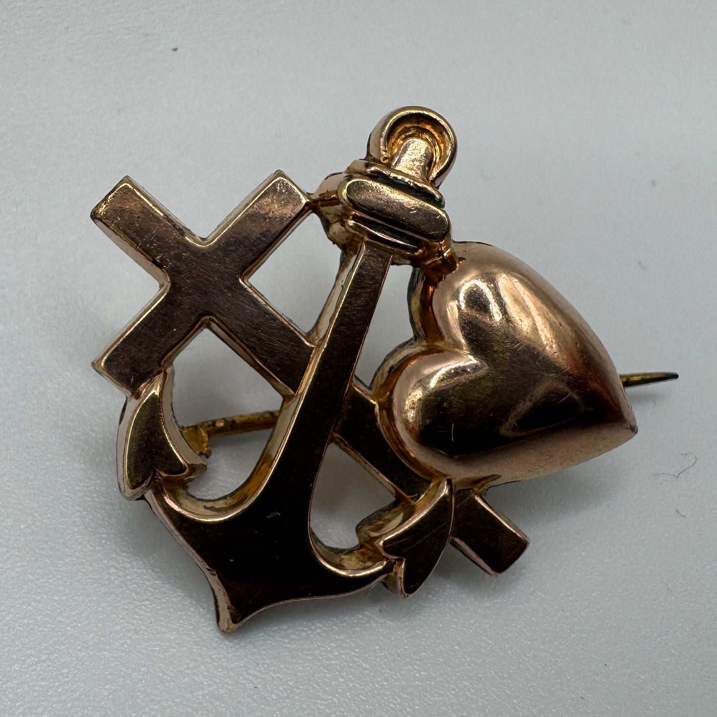 Broche ancienne religieuse « croix - coeur - ancre » plaqué or