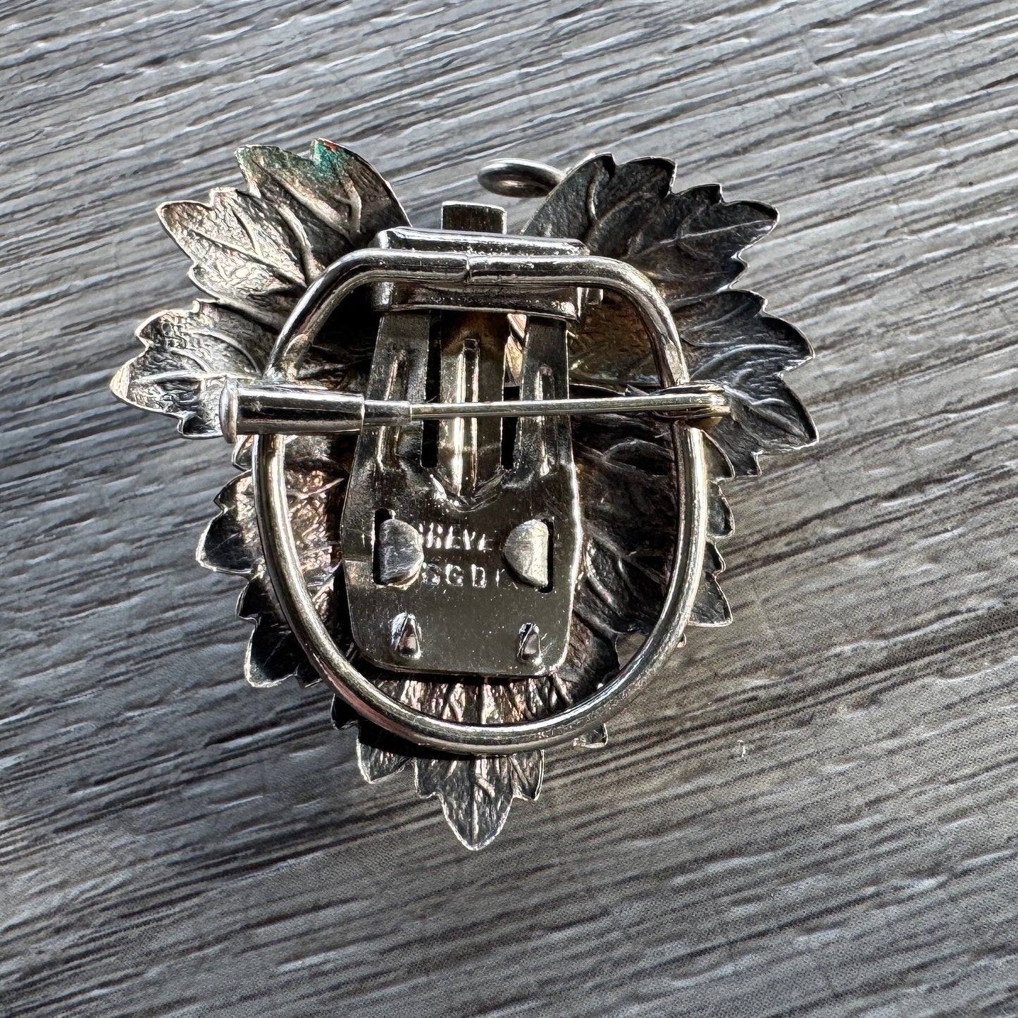 Broche ancienne « feuille de vigne » en métal argenté