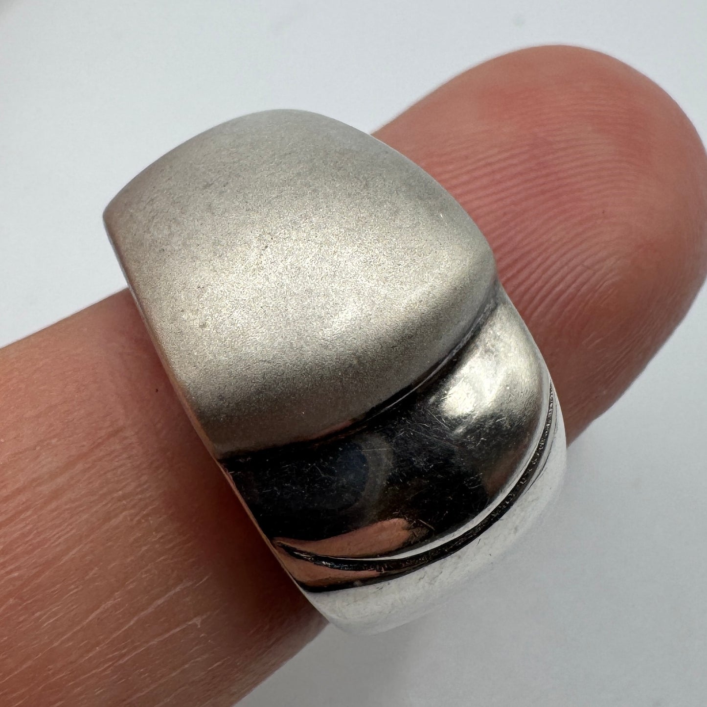 Grosse Bague en argent motif moderniste