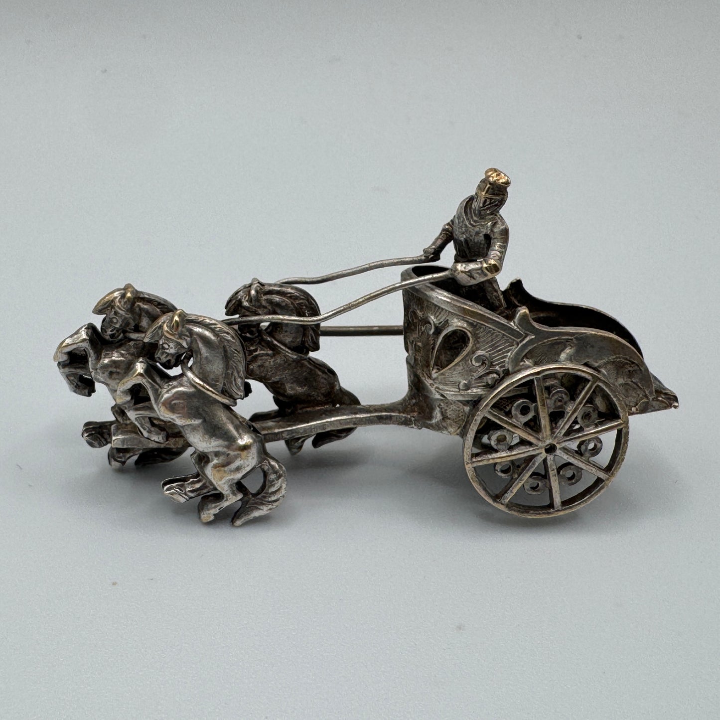 Broche ancienne « char Romain » - métal argenté
