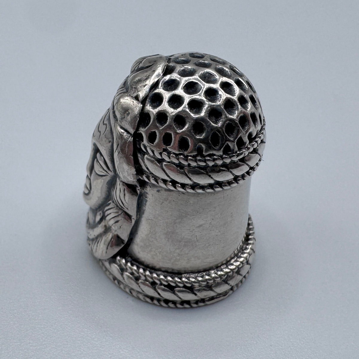 Superbe Dé à coudre en argent - visage de femme