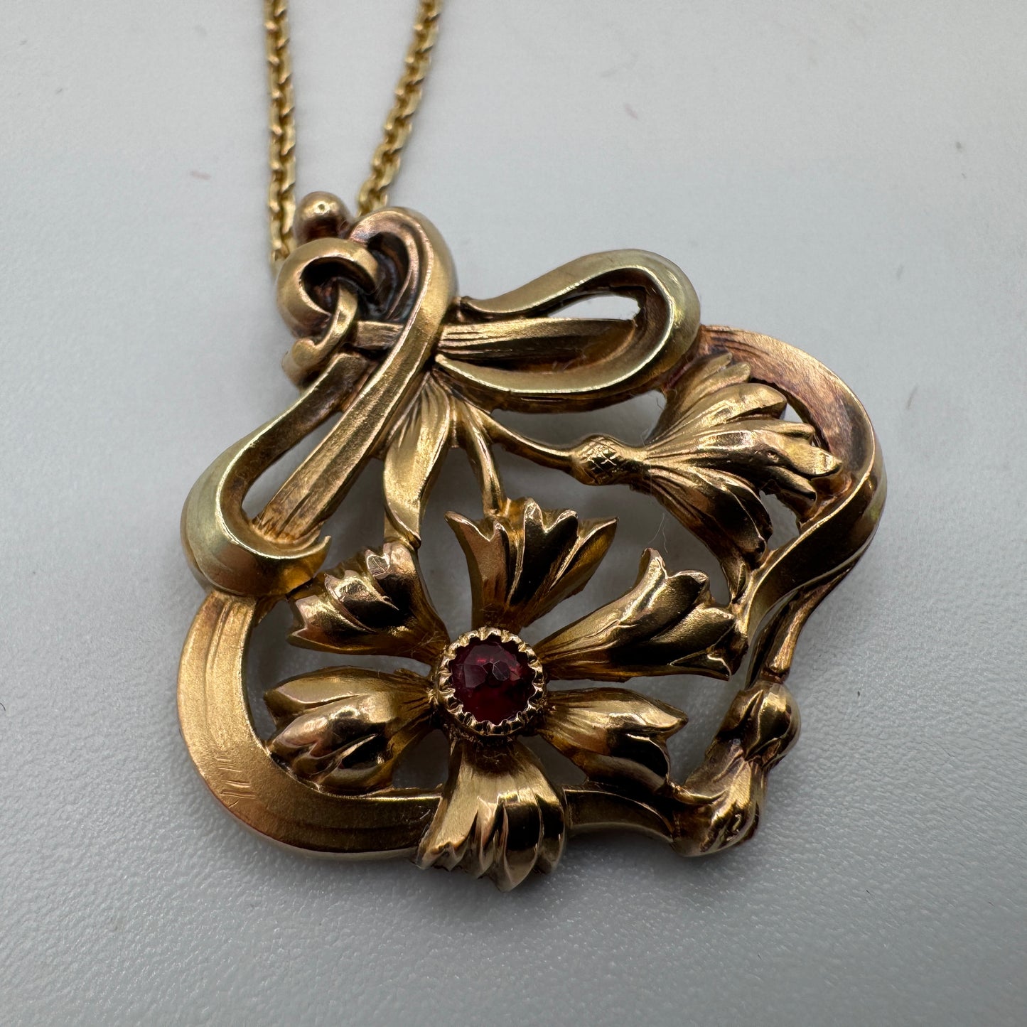 Pendentif et chaîne Art Nouveau en plaqué or