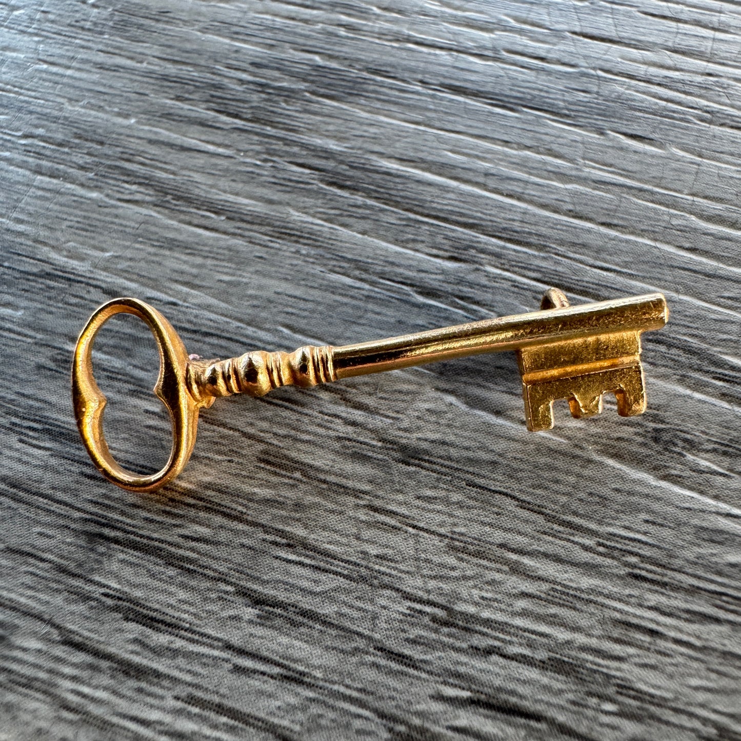 Broche ancienne « clé » - bronze