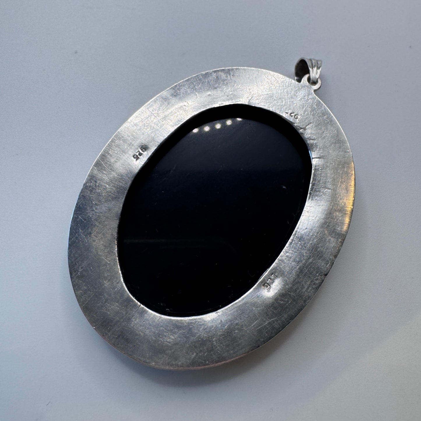 Rare grand Pendentif en argent massif et onyx