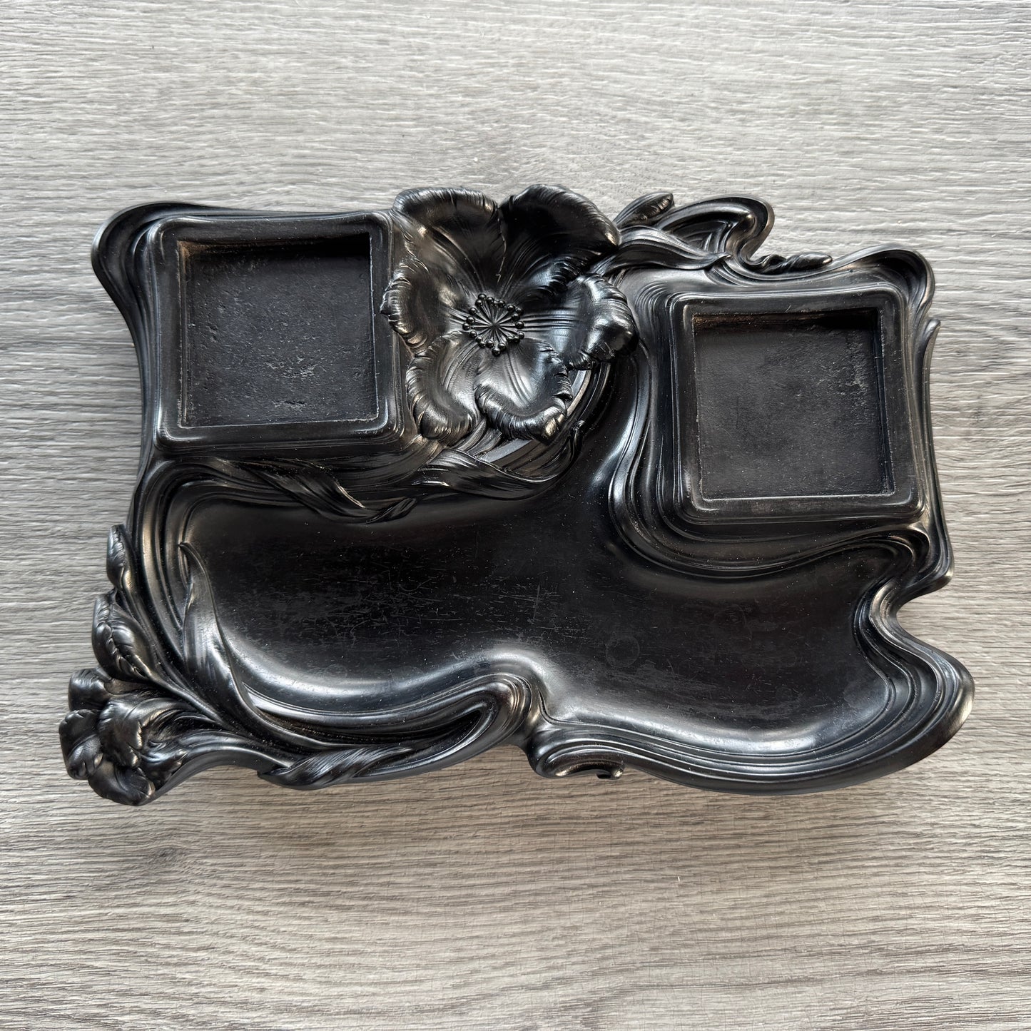 Sculpture en gutta-percha - base d’encrier Art Nouveau