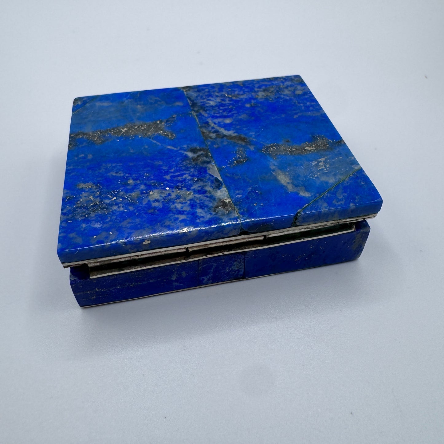 boîte ancienne en métal et lapis-lazuli