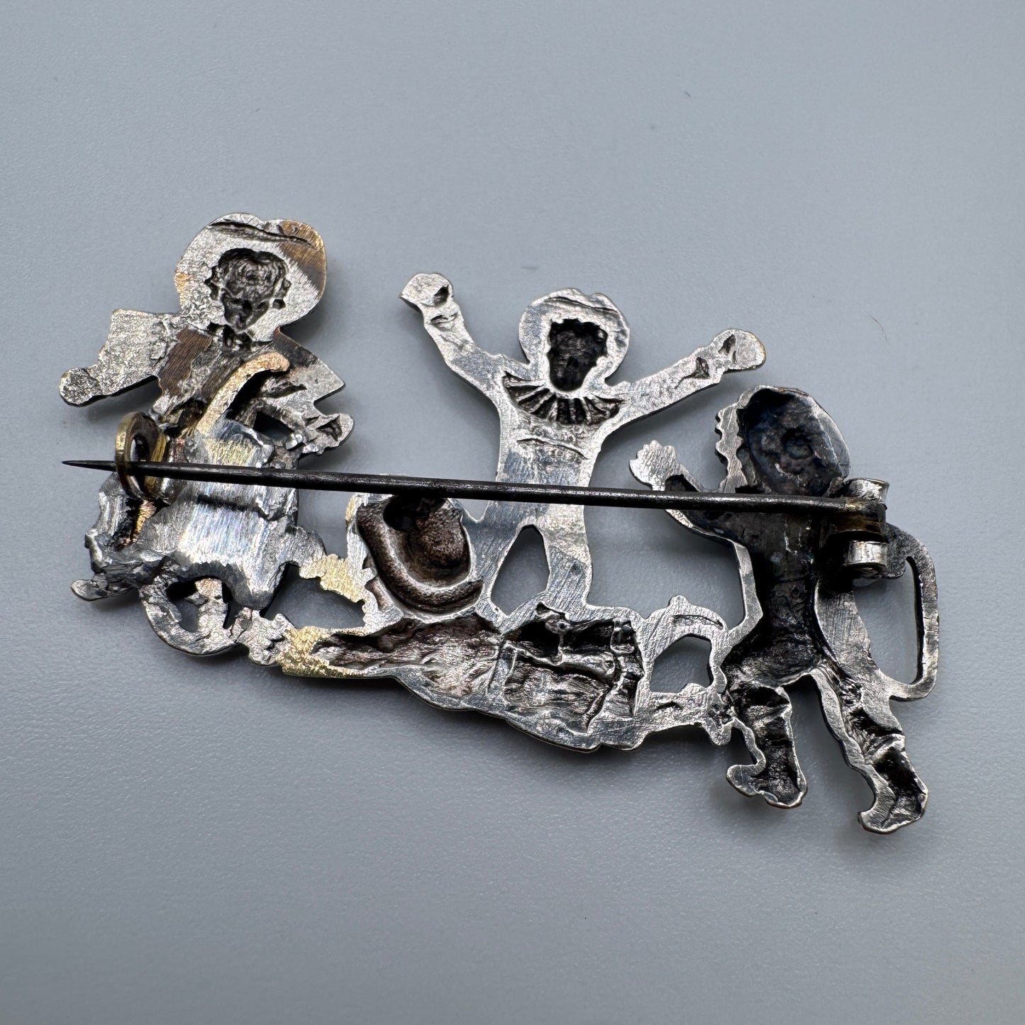 Broche Ancienne vers 1900  « les jeux d’enfants » - métal argenté