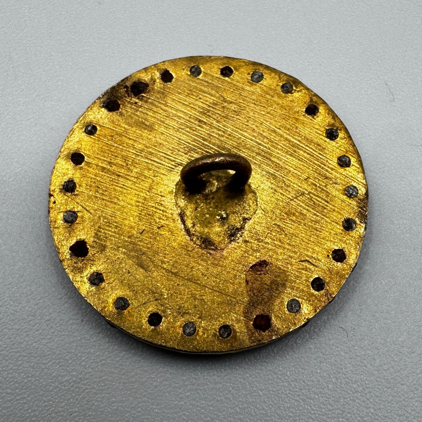 Bouton ancien XIXe « scène galante » - bronze emaillé