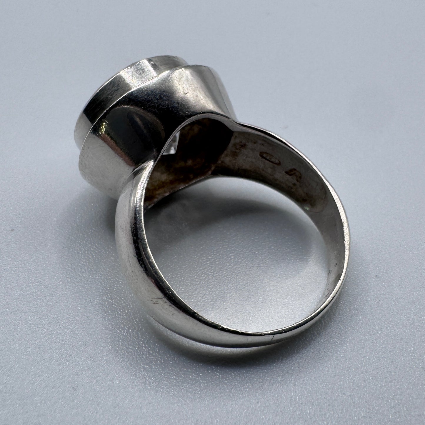 Grosse bague en argent massif et verroterie