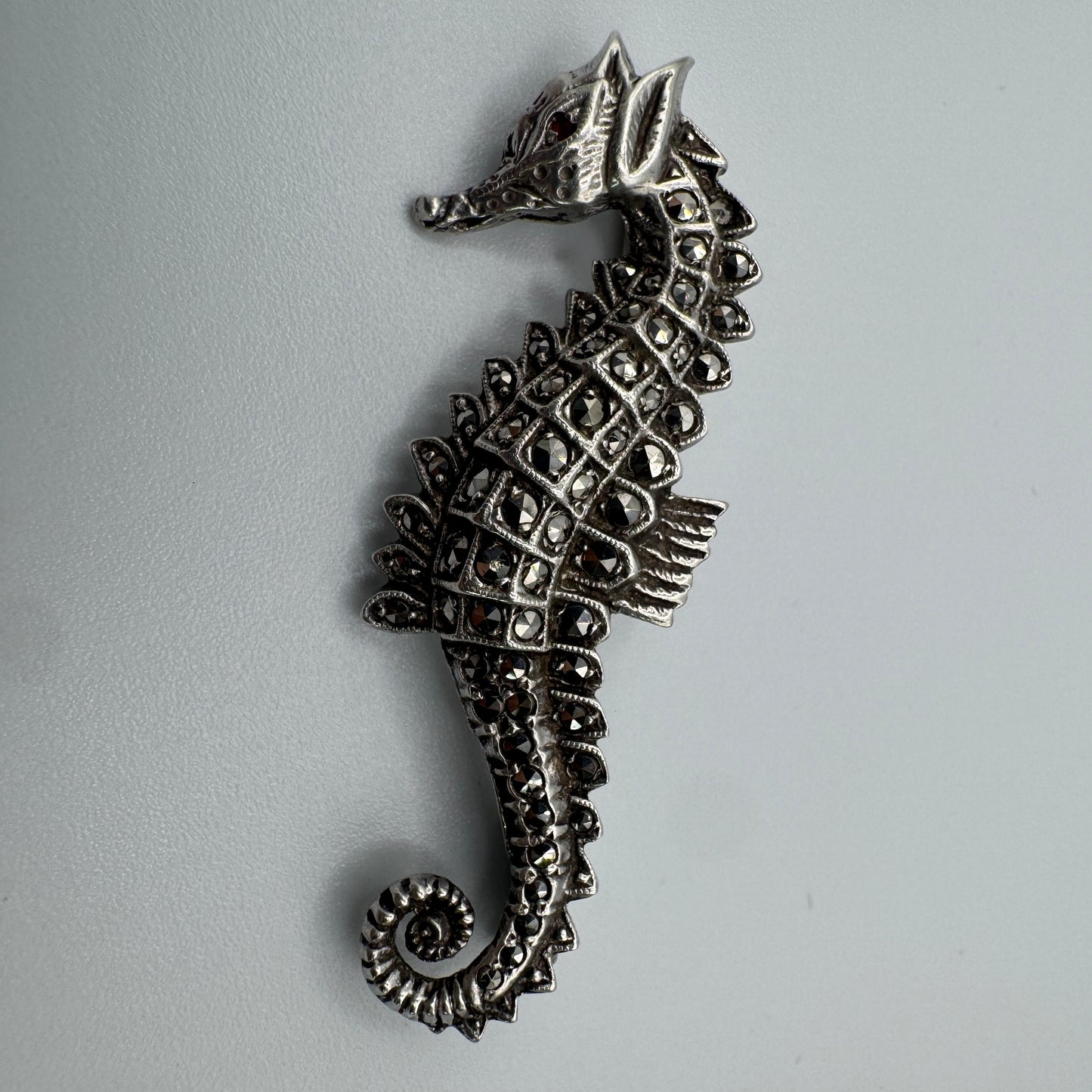 Broche ancienne « hippocampe » argent massif et marcassites