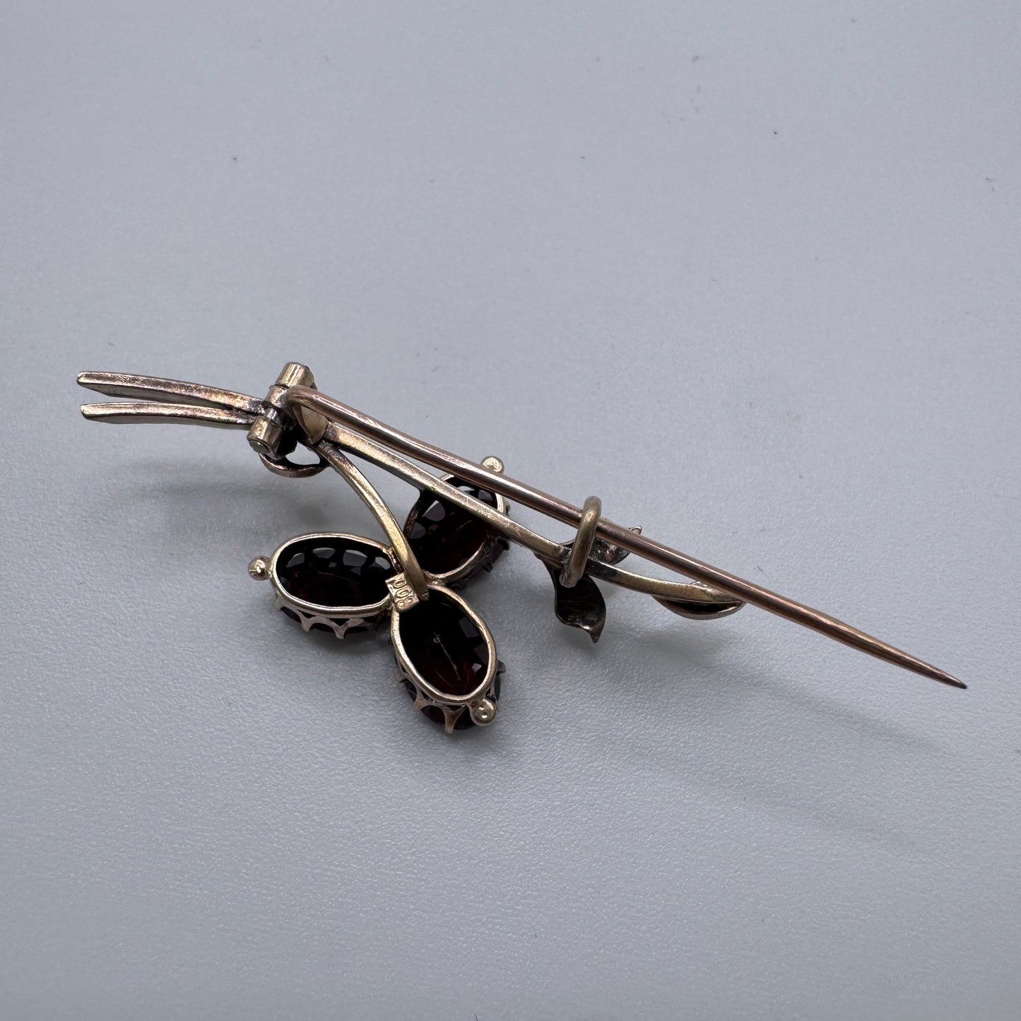 Broche ancienne Art Nouveau en argent vermeil et grenats