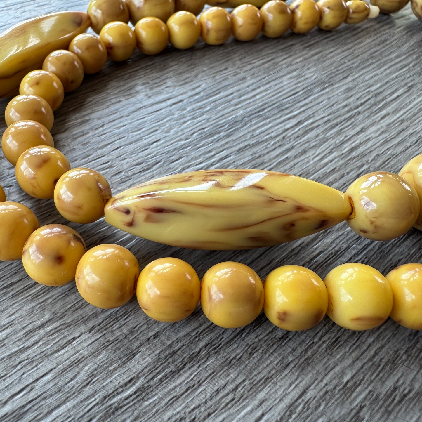 Collier vintage en Bakélite moutarde