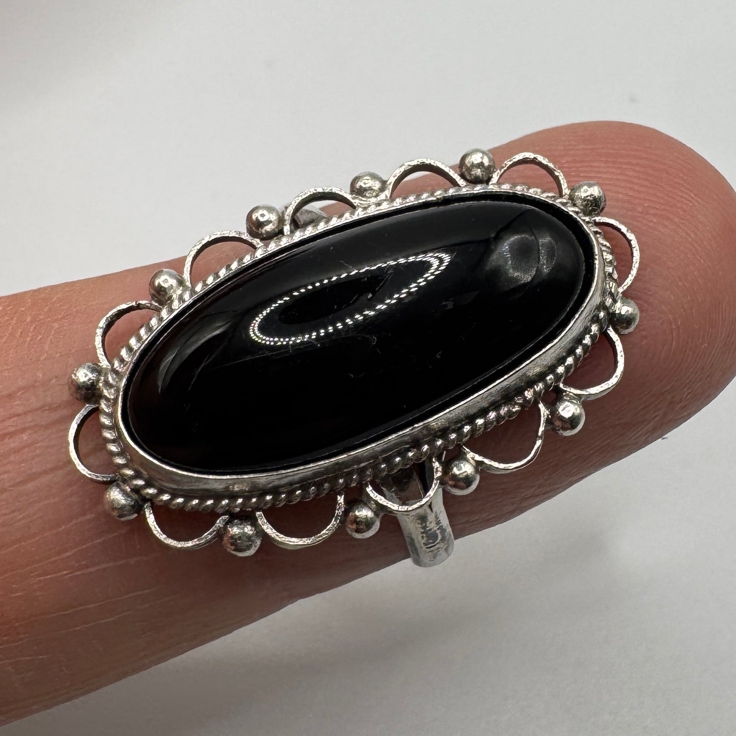 bague en argent et jais