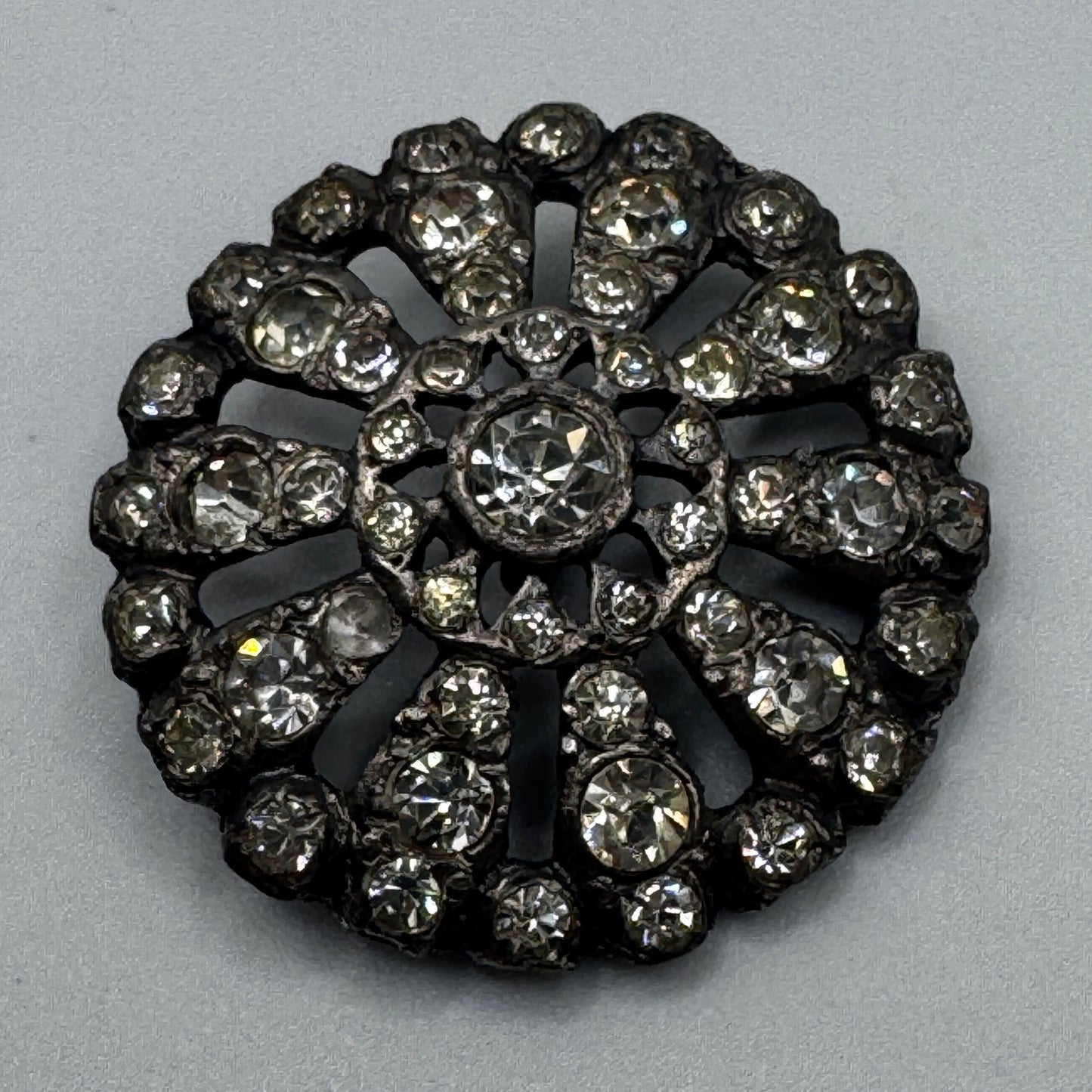 Bouton ancien vers 1900 - métal argenté et verroterie