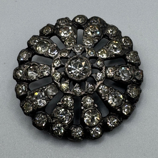 Bouton ancien vers 1900 - métal argenté et verroterie