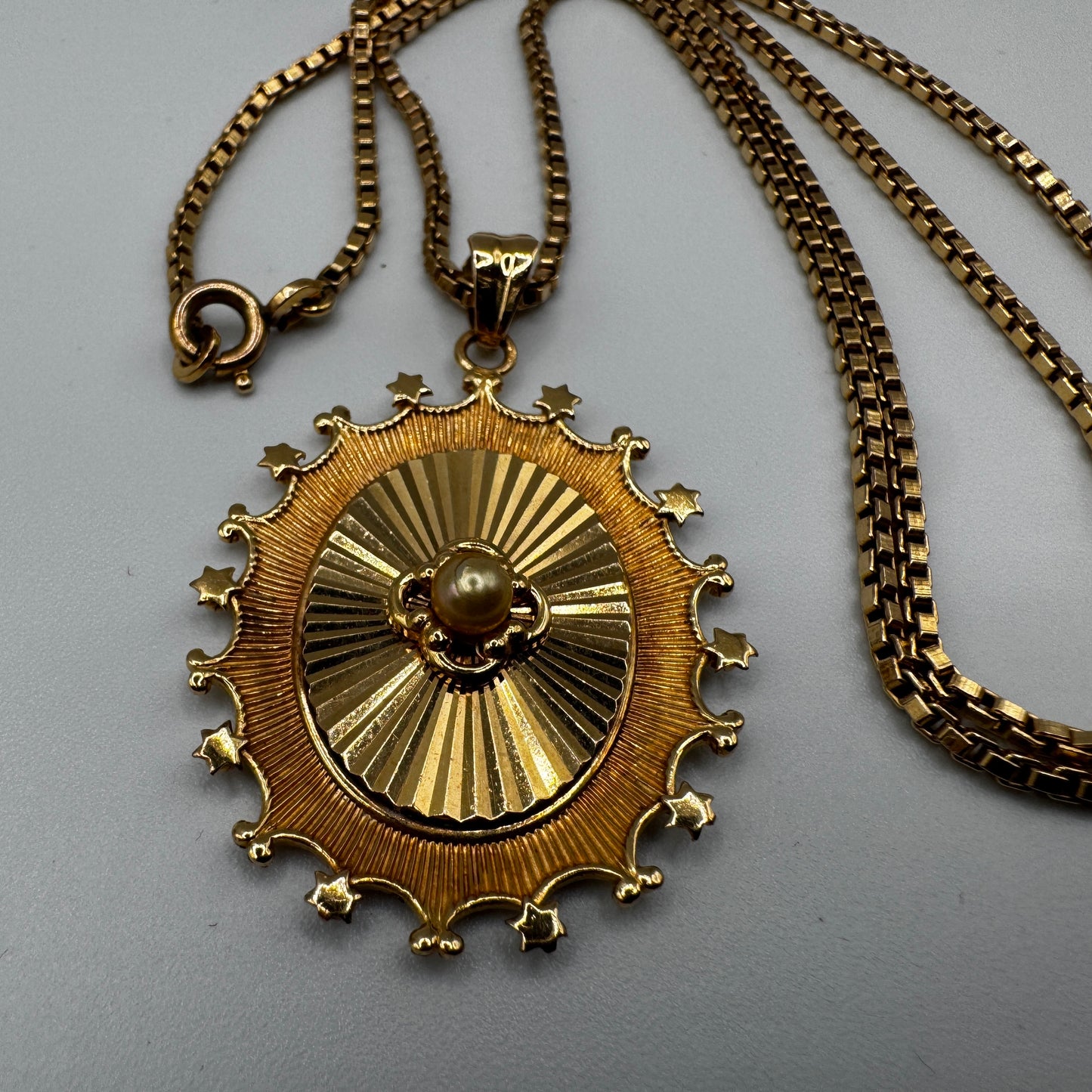 Superbe Pendentif vintage en plaqué or avec sa chaîne