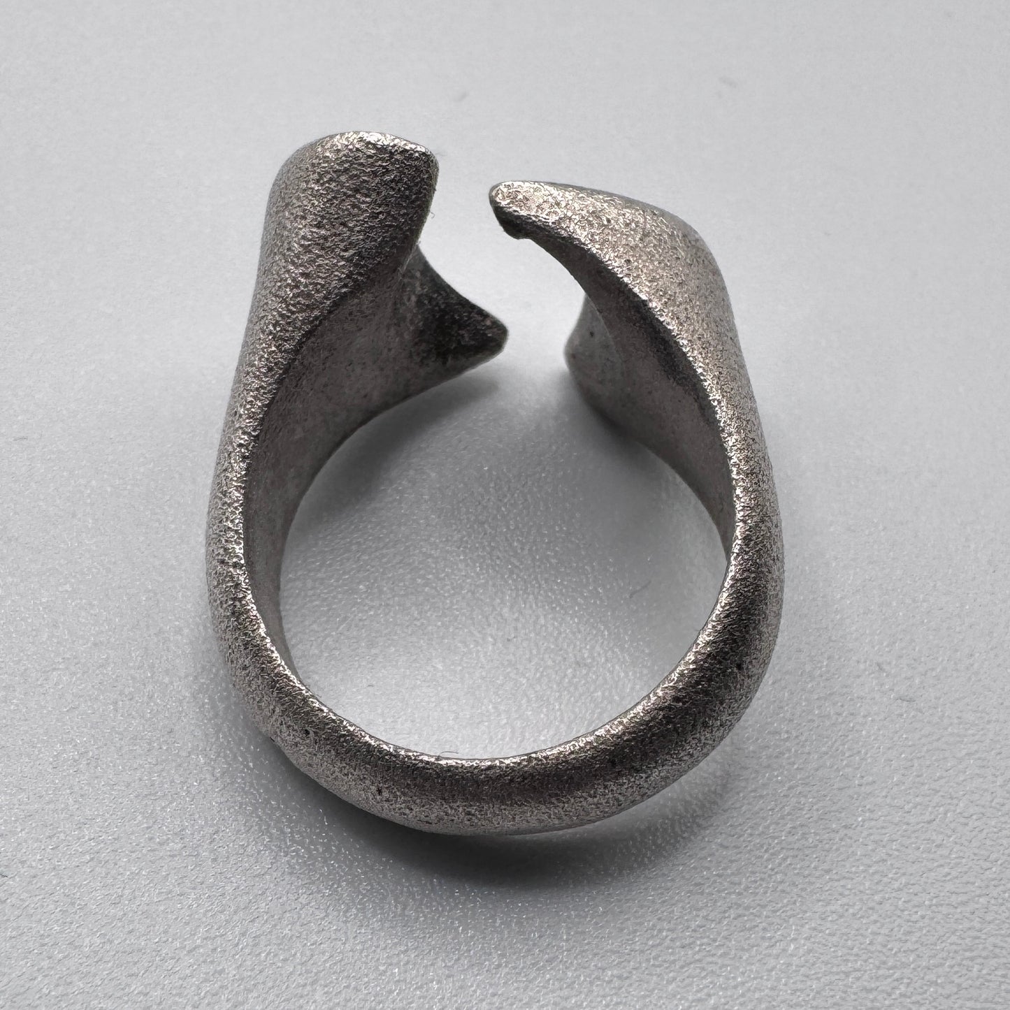Bague vintage art brutalisme en argent massif