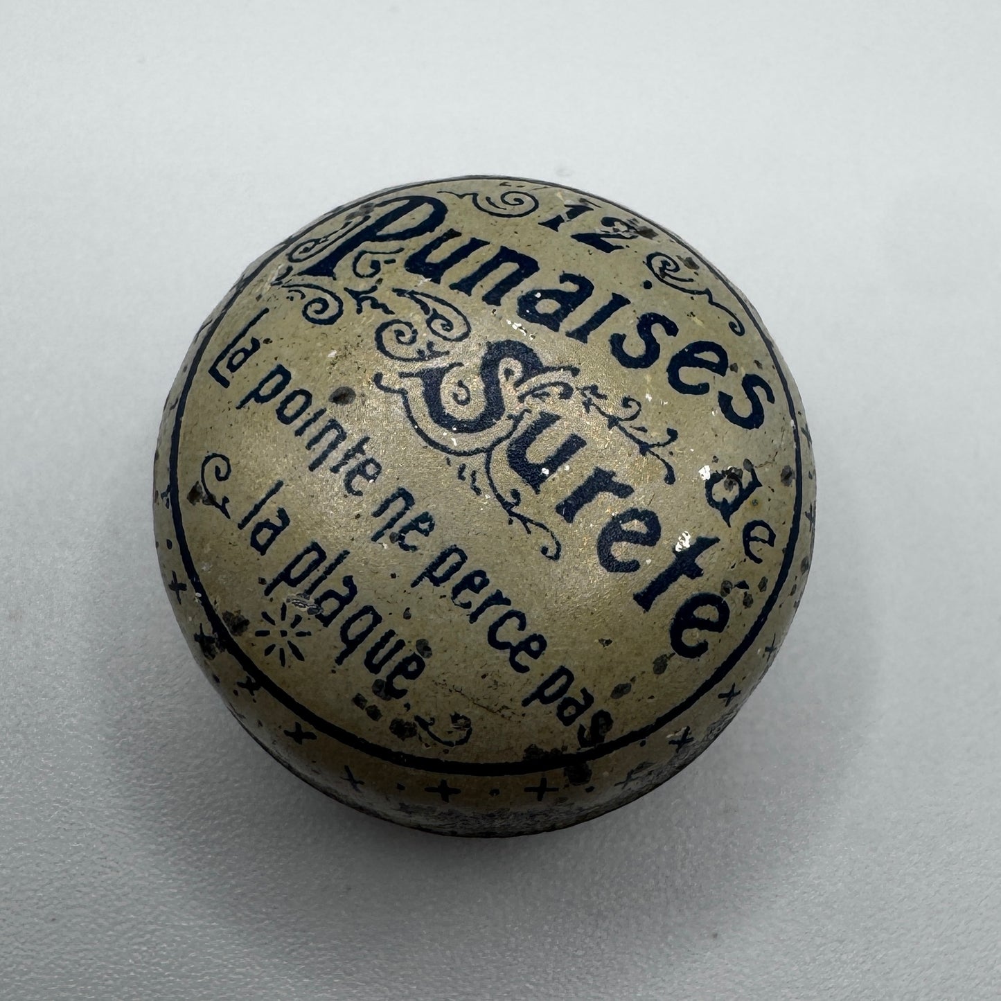 Petite boîte ancienne publicitaire en tôle lithographiée - « punaises de sûreté »