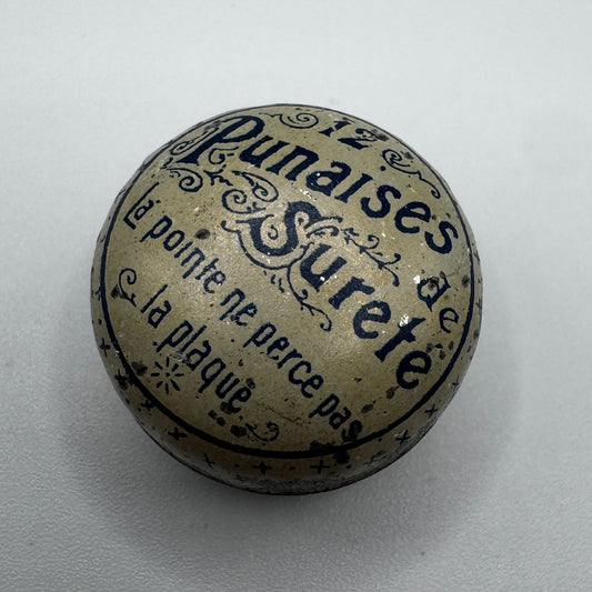 Petite boîte ancienne publicitaire en tôle lithographiée - « punaises de sûreté »