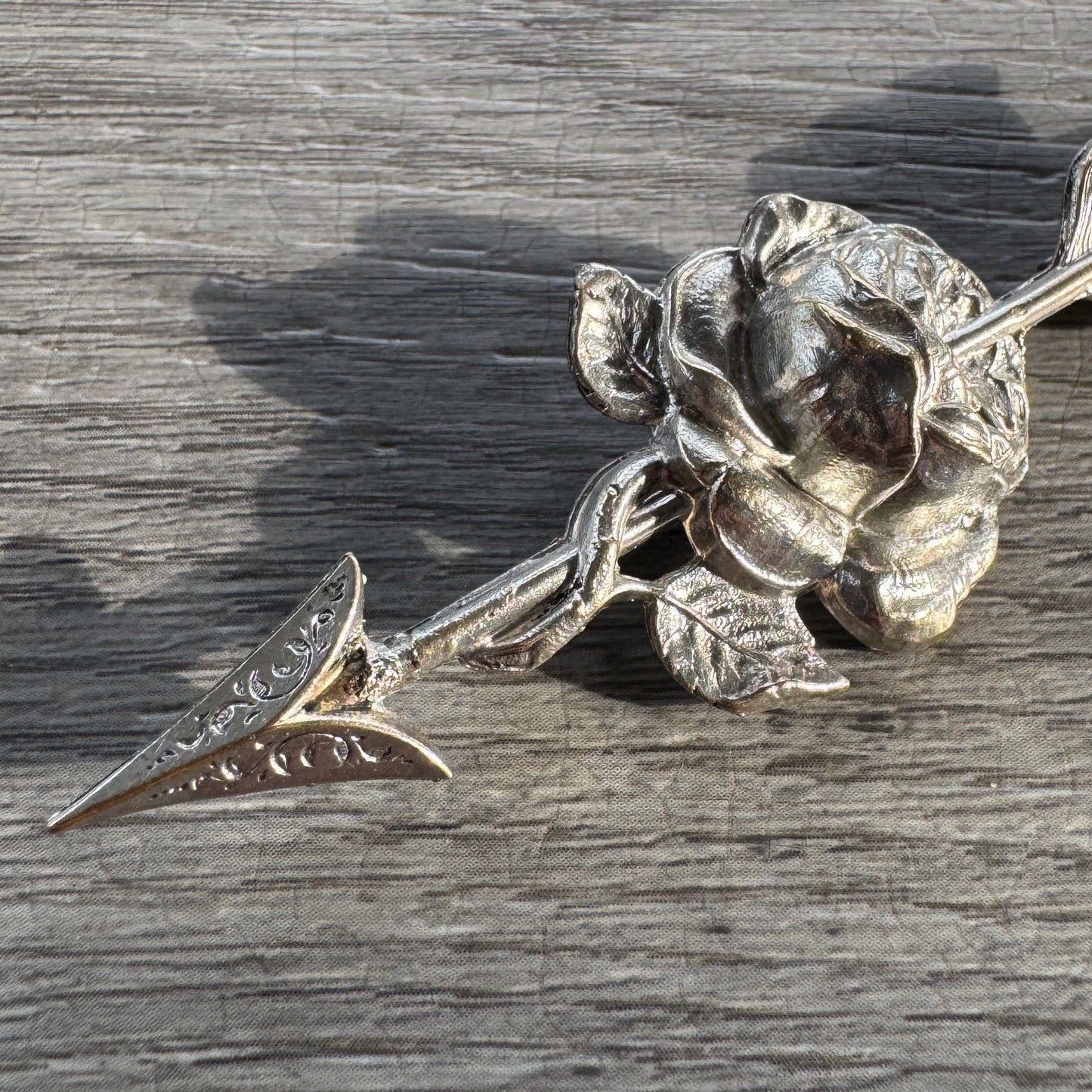 Broche ancienne « flèche de Cupidon » métal argenté