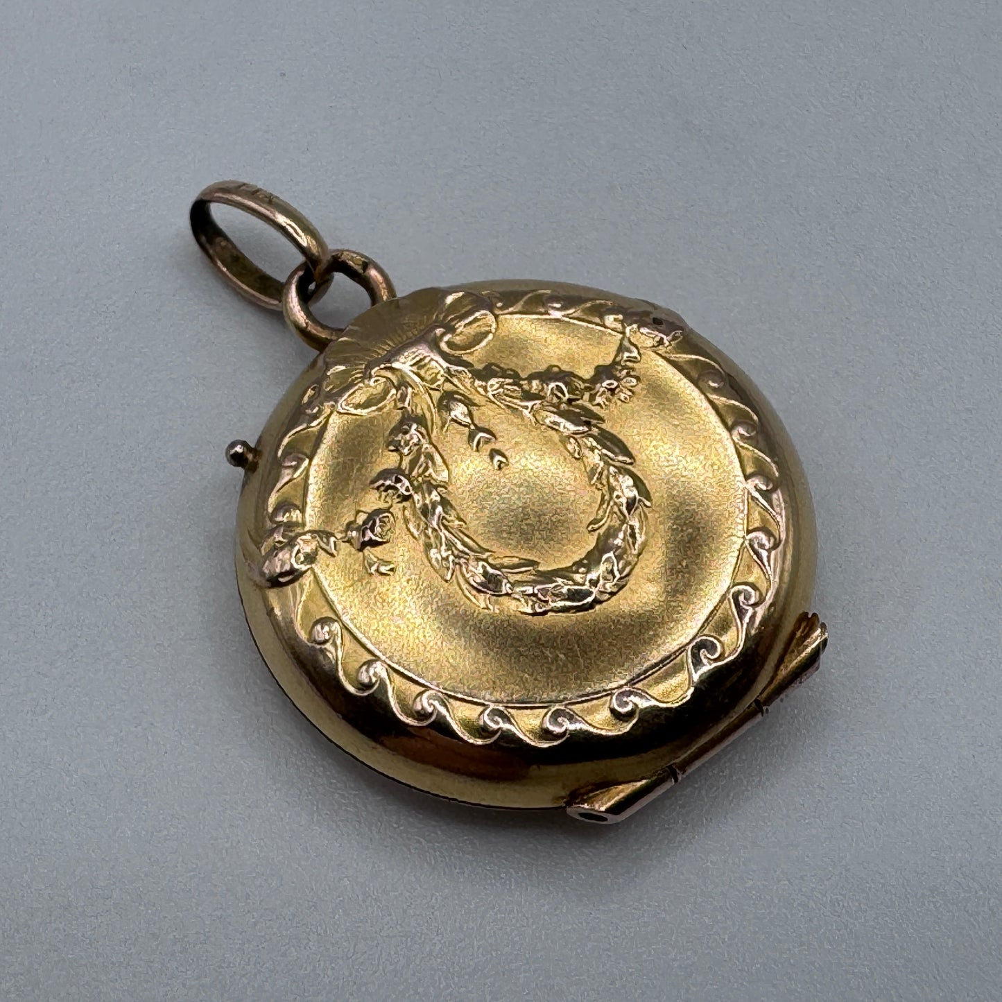 Pendentif ancien porte photo en plaqué or style Louis XVI
