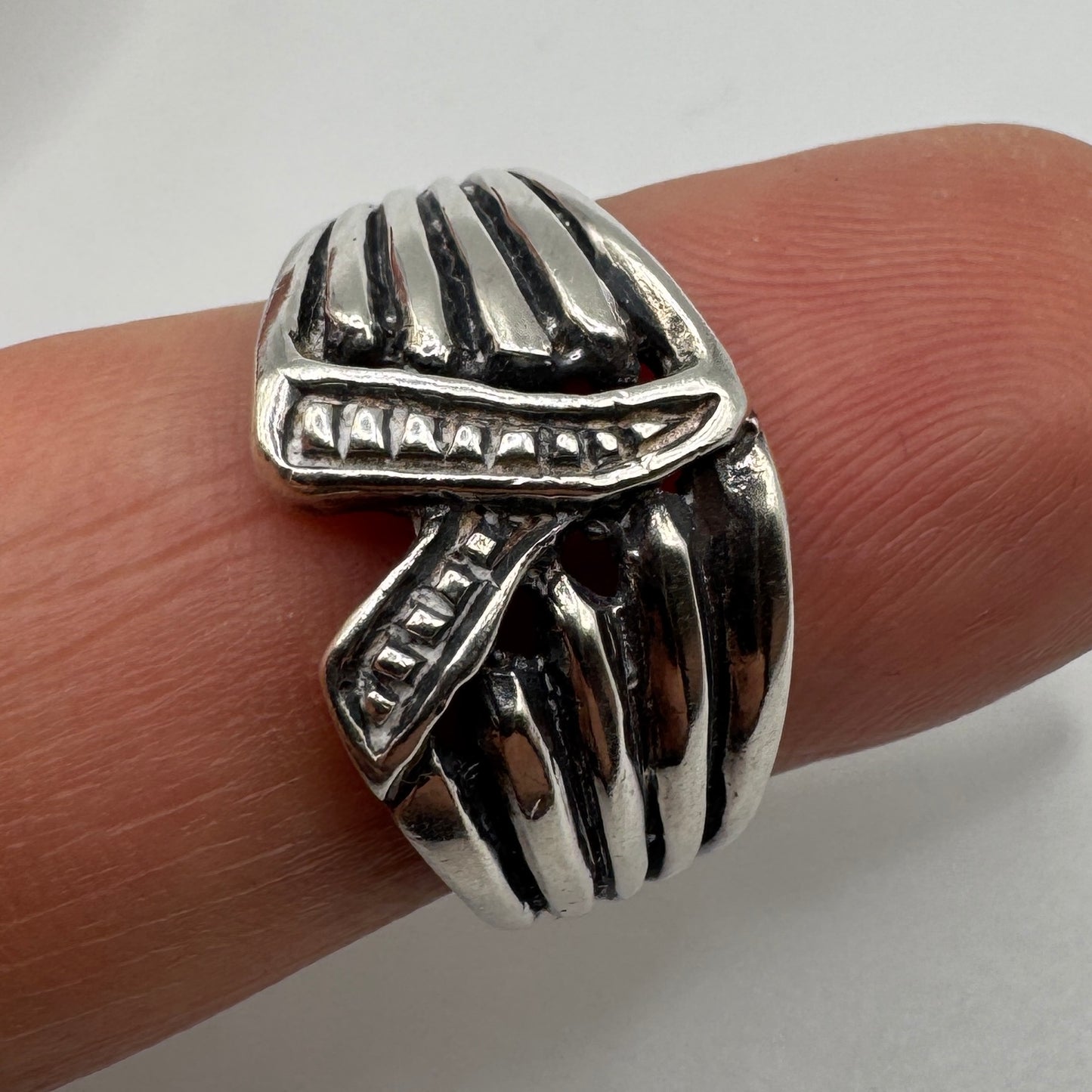 Bague en argent massif motif moderniste