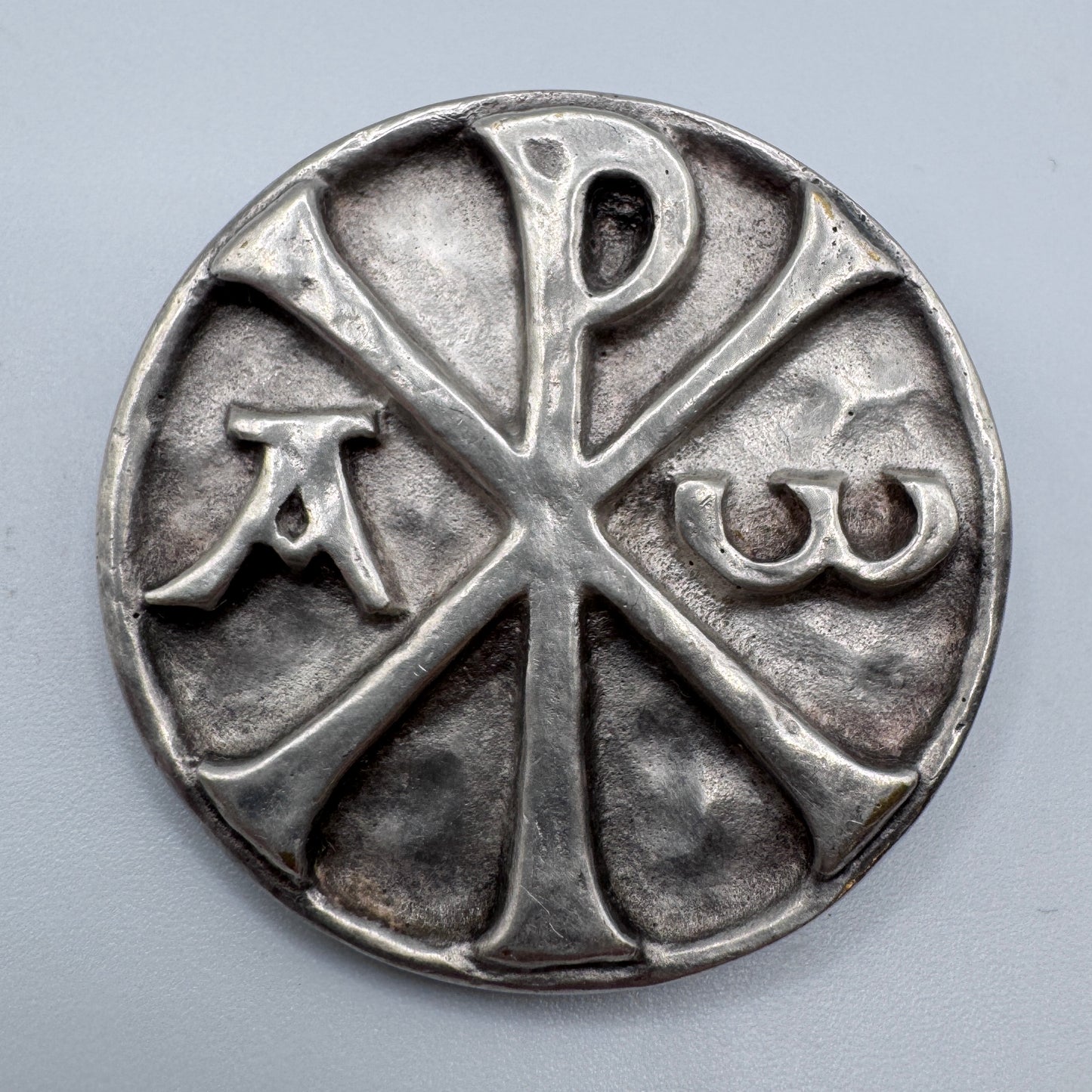 Broche ancienne « Chrisme »signée Arthus Bertrand