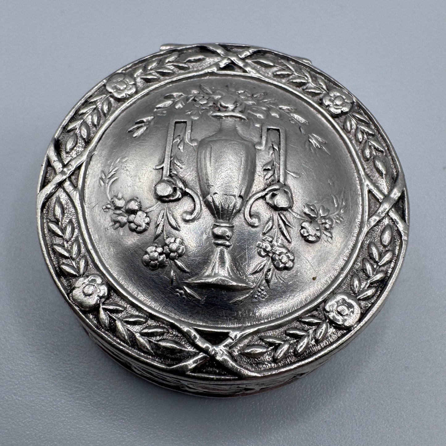 Superbe petite boîte pilulier ancienne en argent massif
