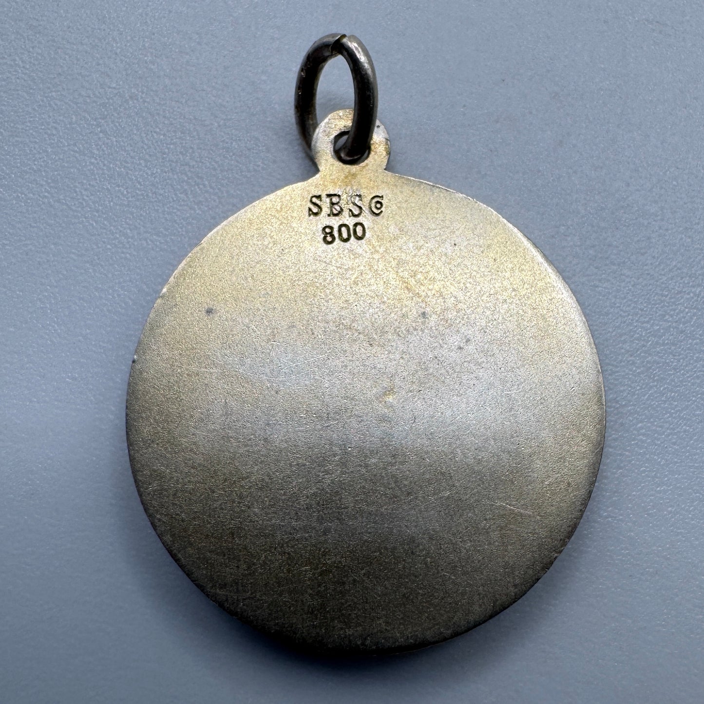 Pendentif ancien porte bonheur « Juillet * santé » en argent vermeil