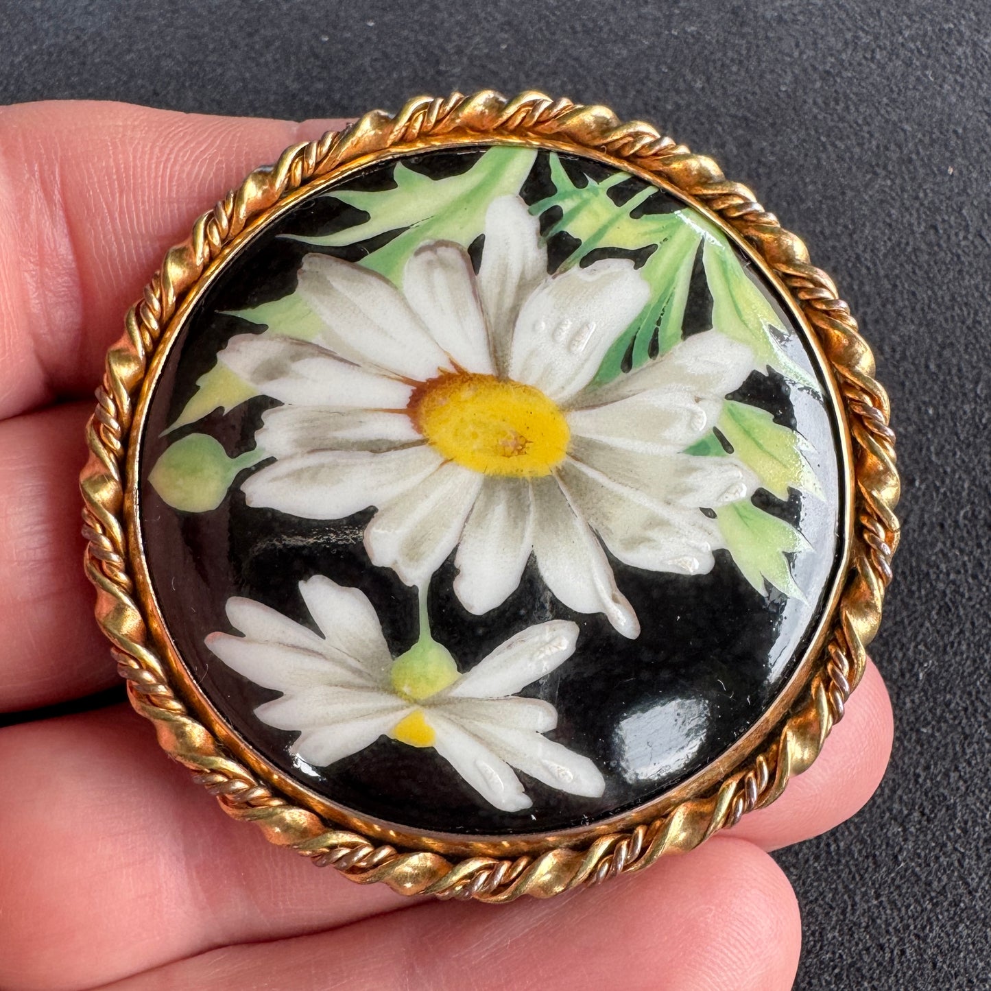 Broche ancienne porcelaine de Limoges « décor aux marguerites »