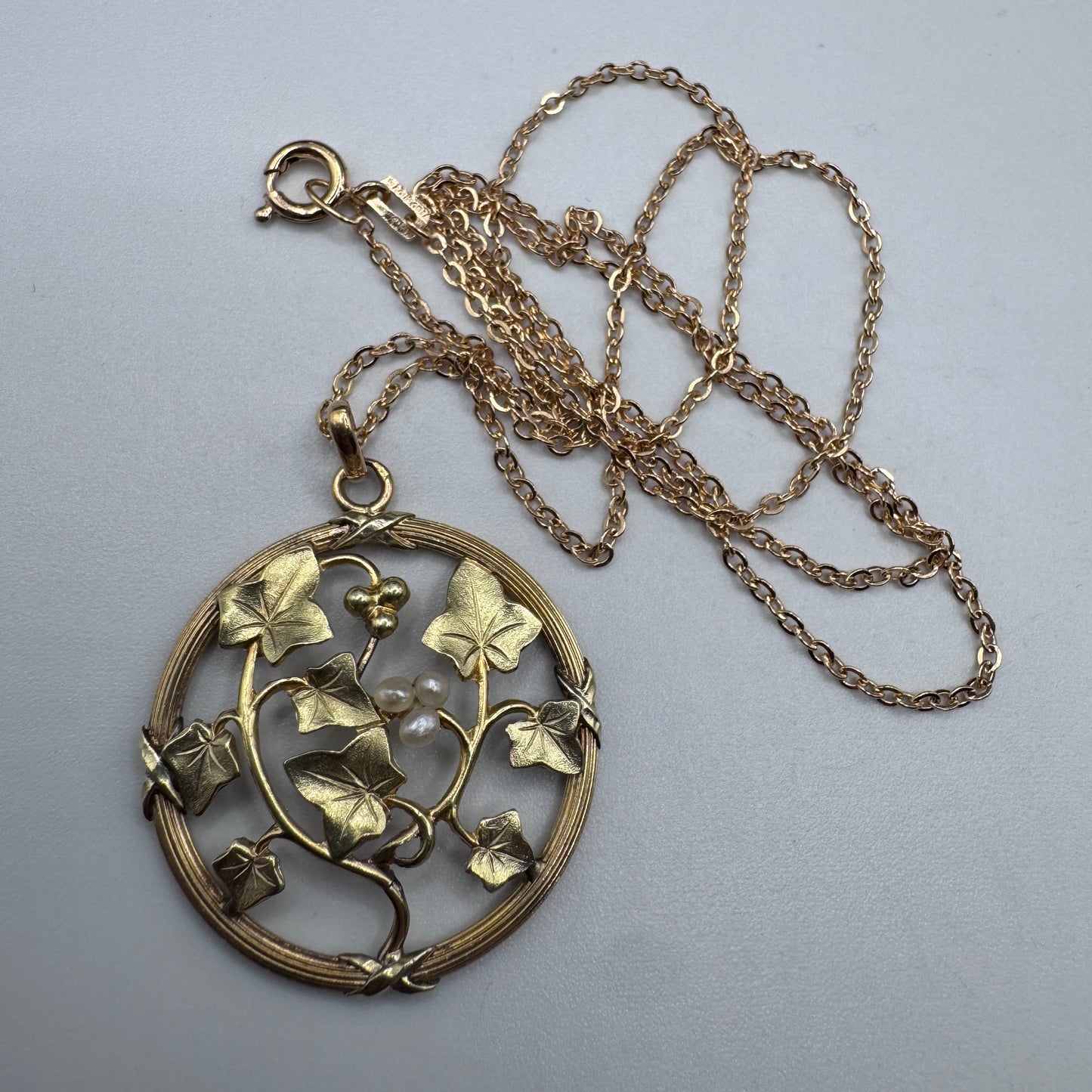 Pendentif ancien style Art Nouveau en plaqué or « décor feuilles de vigne »