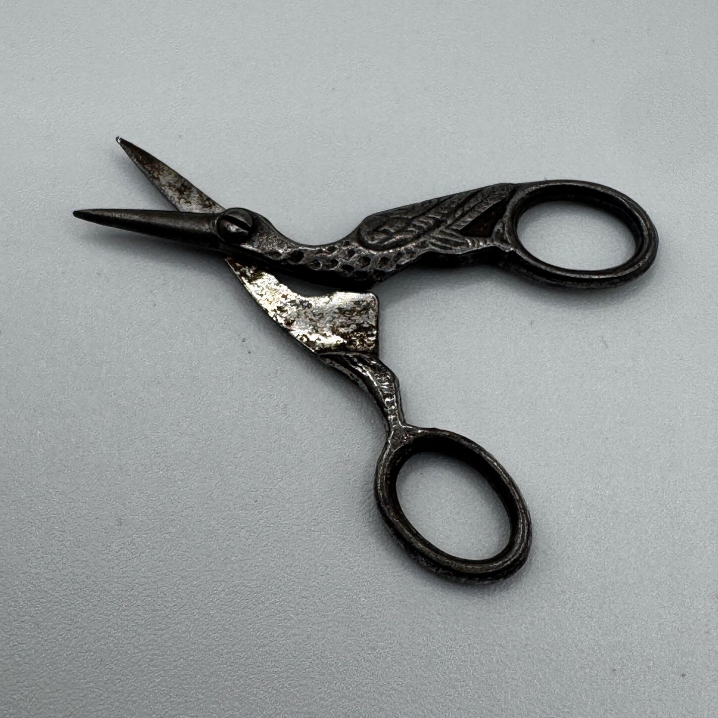 Rare paire de Ciseaux de couture Ancien miniature « cigogne »
