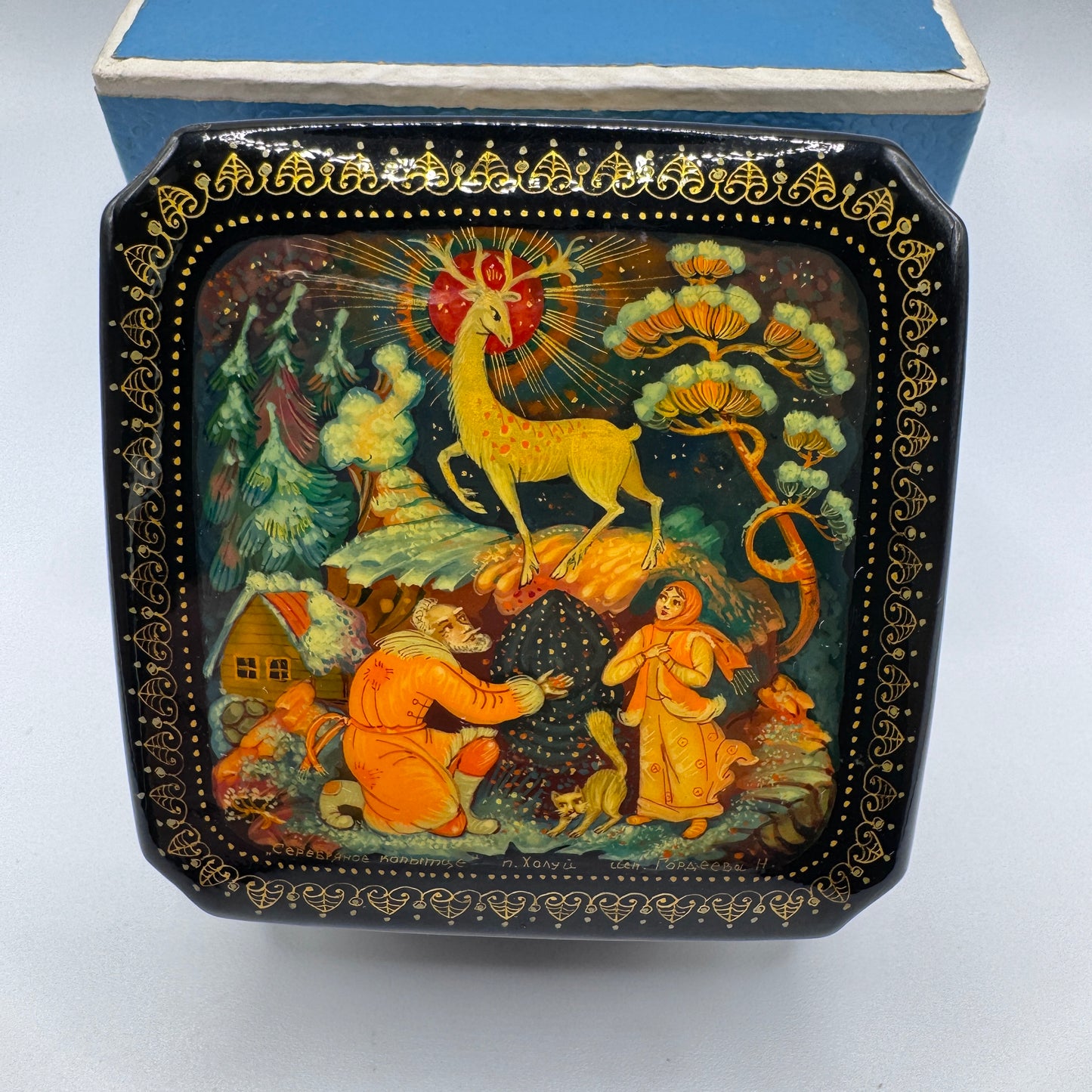 Superbe Boîte Russe Vintage en carton bouilli laqué - peinte à la main et signée