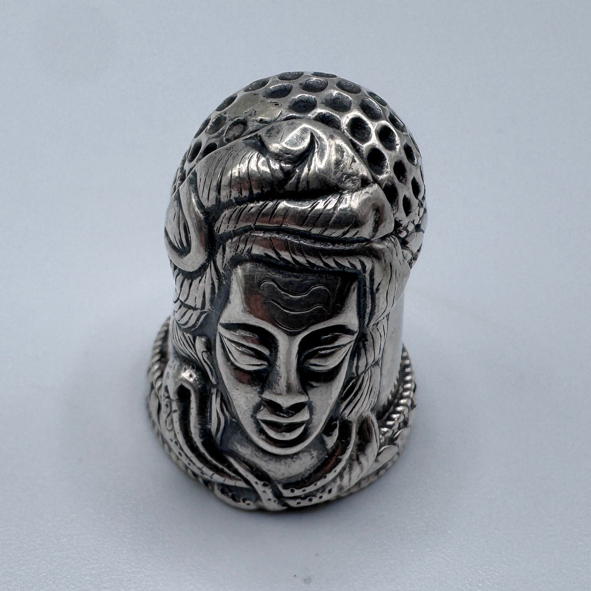 Superbe Dé à coudre en argent - visage de femme