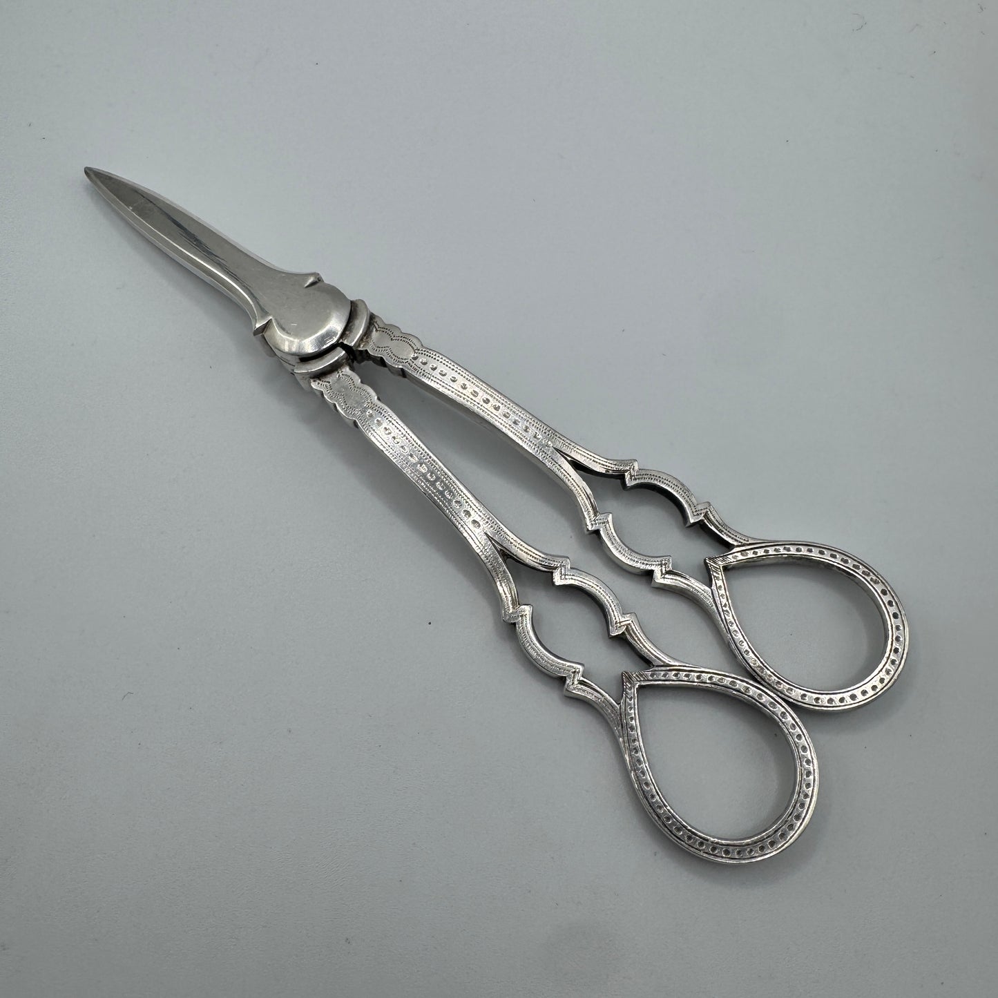 superbe paire de Ciseaux ancienne à raisin finement ciselée