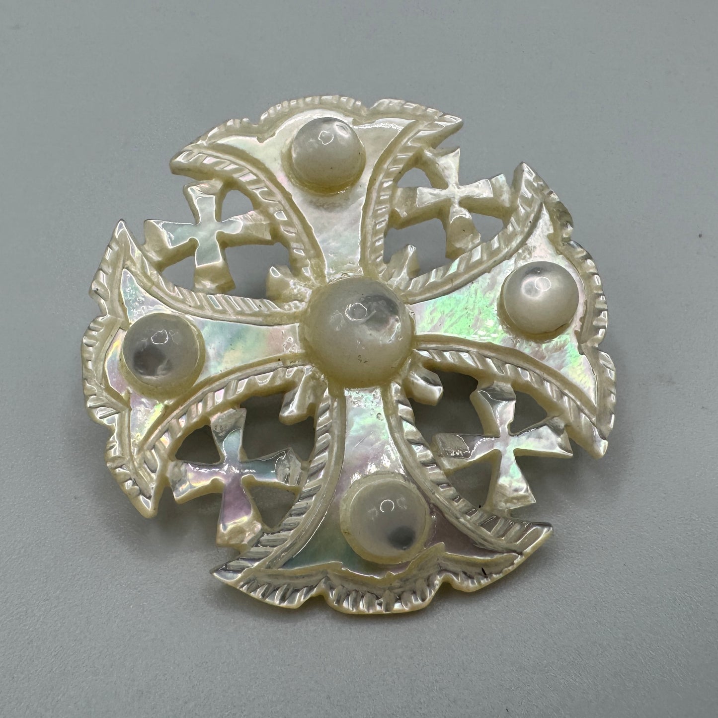 Broche vintage « croix de Jérusalem » - nacre sculptée
